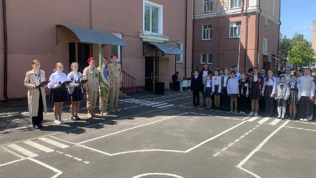 Школьники четвертого класса вступили в ряды пионеров в Клинцах Брянской области