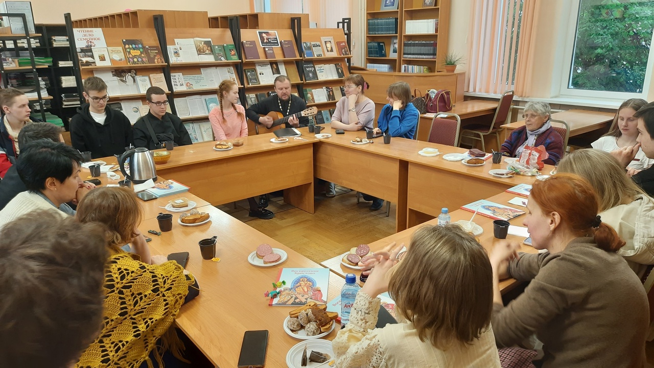 18 мая в Брянской библиотеке имени Тютчева провели вечер молодежного литературного клуба "Благодать"