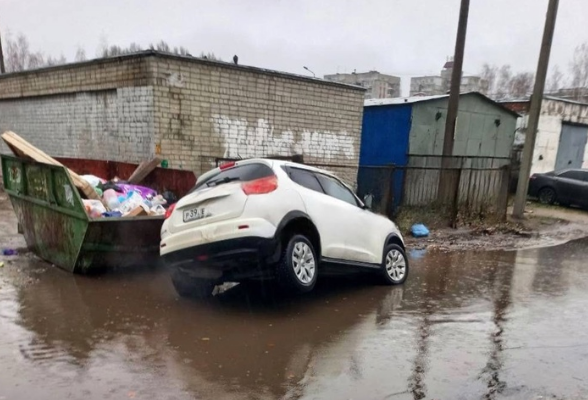 Коварная яма на Есенина не дает покоя брянским водителям