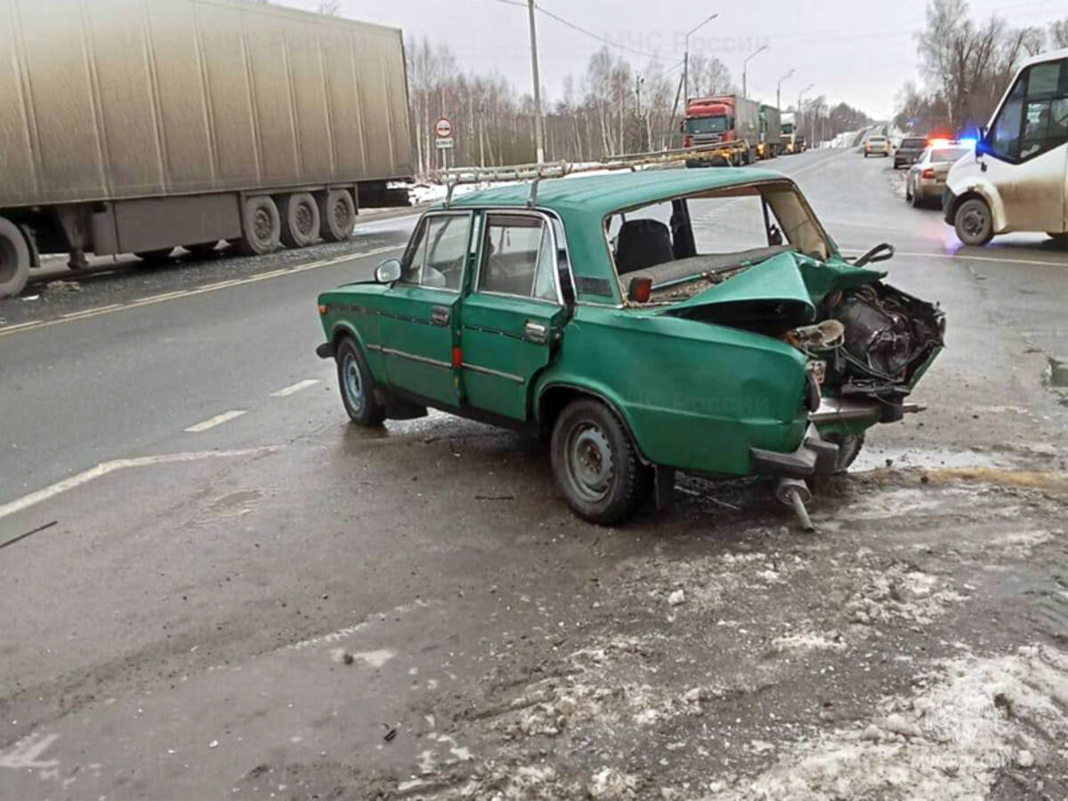 Под Дубровкой легковушка столкнулась с грузовиком