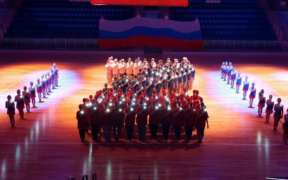 Во Дворце единоборств провели флешмоб ко Дню флага России