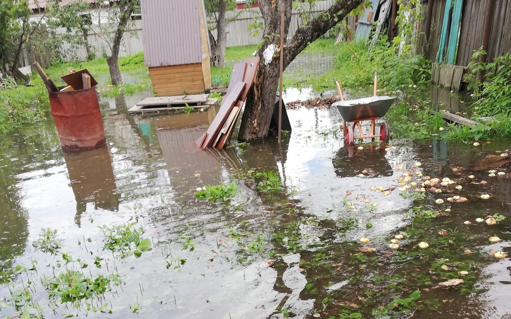 В брянском поселке Октябрьском прорвало трубу и затопило четыре дома