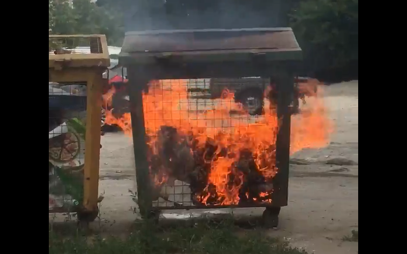 На новостройке в Брянске подожгли мусор в контейнере