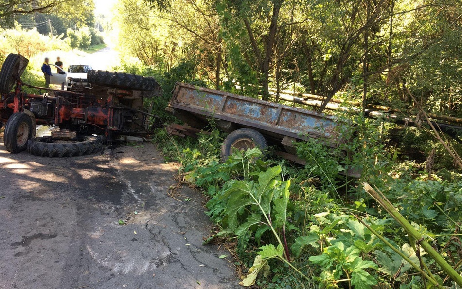 В Брянской области 66-летний тракторист перевернулся на своем Т-25 и разбил голову