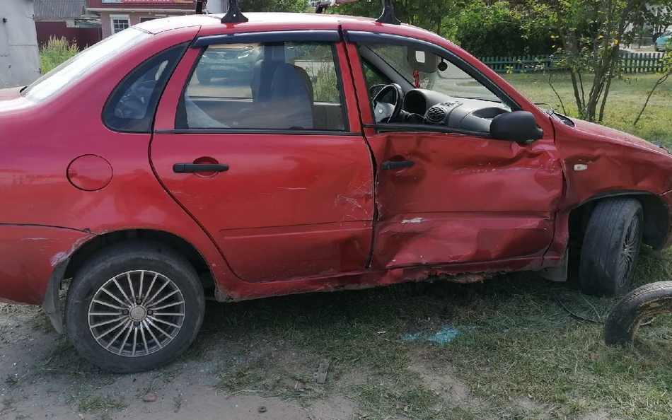 В Навле на парковке водитель повредил два авто и едва не сбил женщину с ребенком