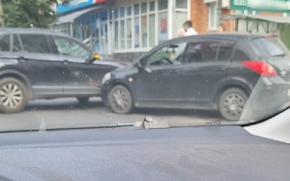 Легковушки не поделили дорогу возле площади Партизан в Брянске