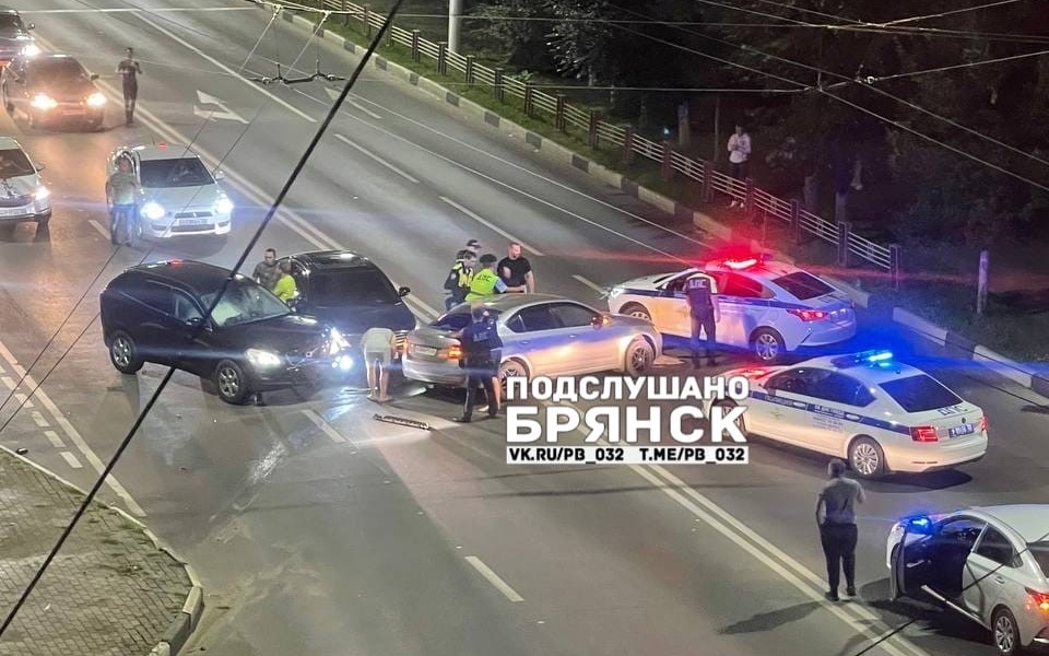В Брянске на улице Дуки полицейские утихомирили буйного участника массового ДТП