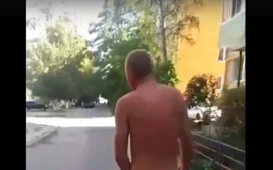 По улице Ворошилова в Клинцах прошелся голый мужчина