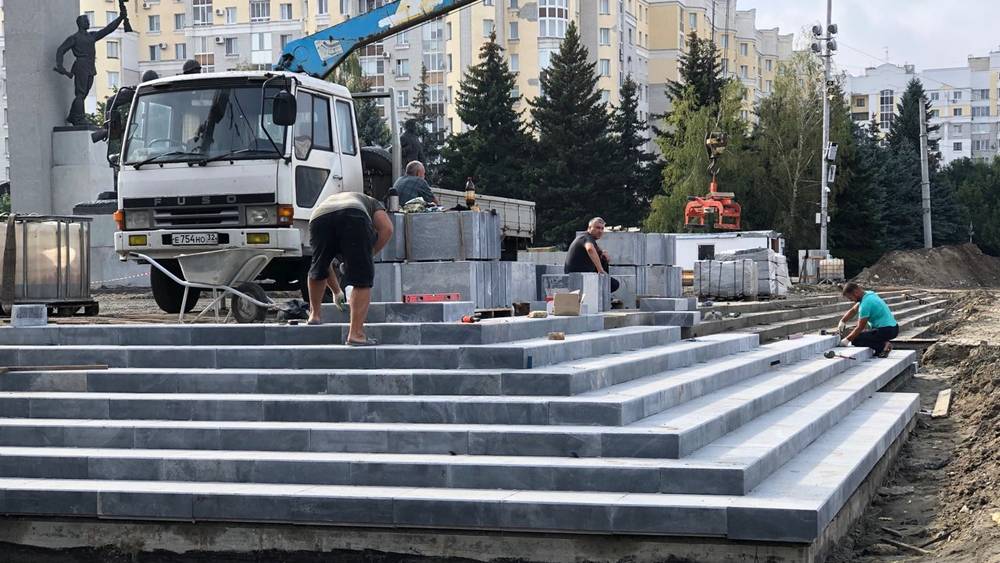 В Брянске уже можно оценить, как после ремонта будет выглядеть лестница на площади Партизан