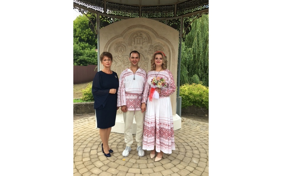 Сергей и Дарья Сафроновы из Рогнединского района сыграли свадьбу в русском стиле