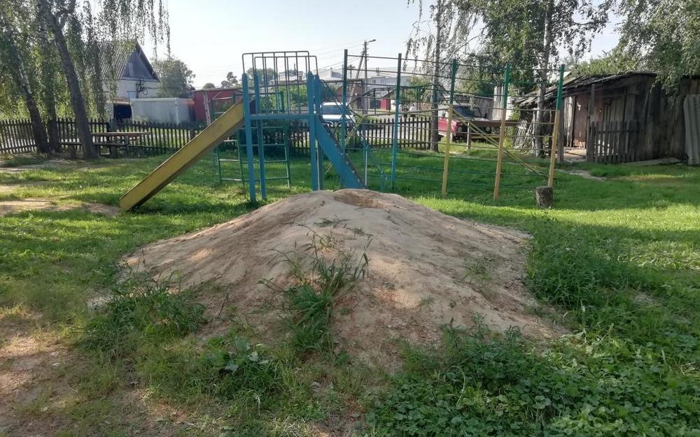 В Трубчевске нашли пять опасных детских площадок