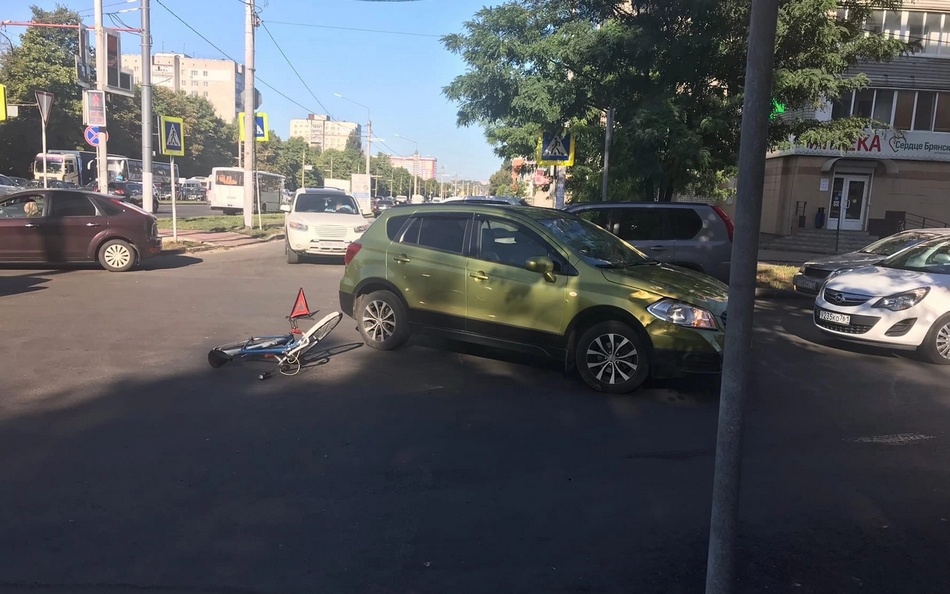На проспекте Московском в Брянске автоледи разбила голову молодому велосипедисту