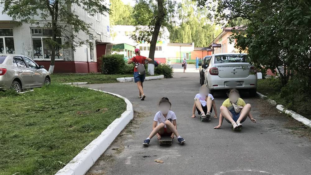 Из-за отсутствия игровых площадок в Брянске дети стали кататься по дорогам