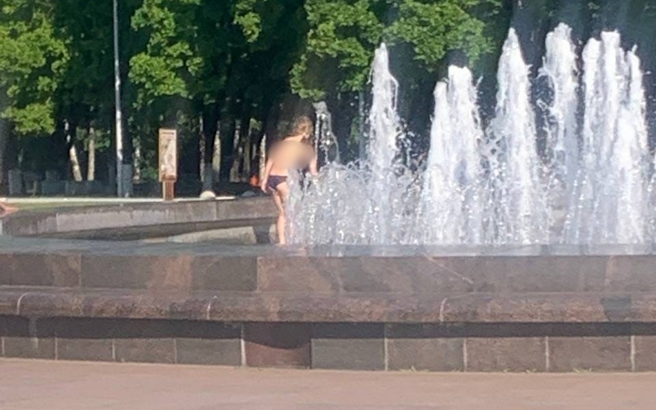Жителей Брянска шокировала голая девочка в фонтане на Кургане Бессмертия