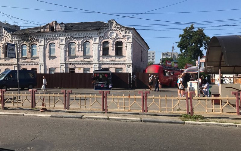 В Брянске здание канатной фабрики возле автовокзала обнесли забором