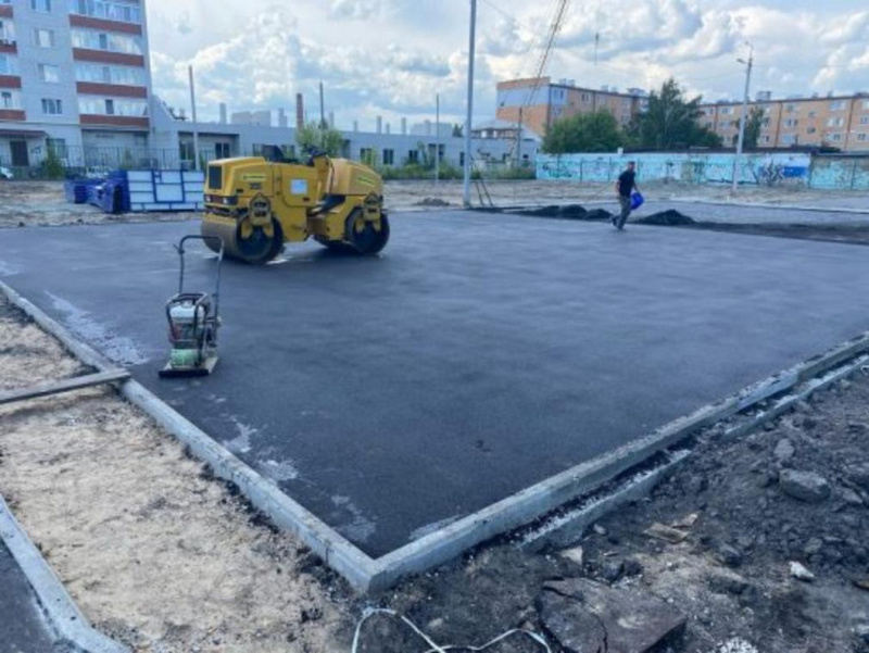 В Карачеве ведется ремонт многофункциональной спортивной площадки