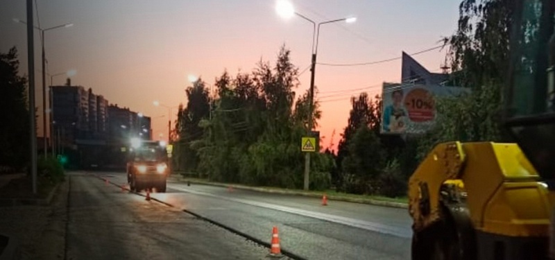 В Брянске укладывают верхний слой асфальта на улице Крахмалёва