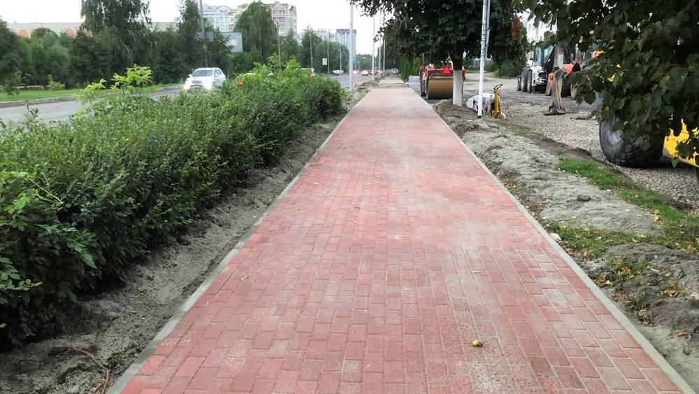 В Брянске построили большую часть широкого тротуара на улице Крахмалева