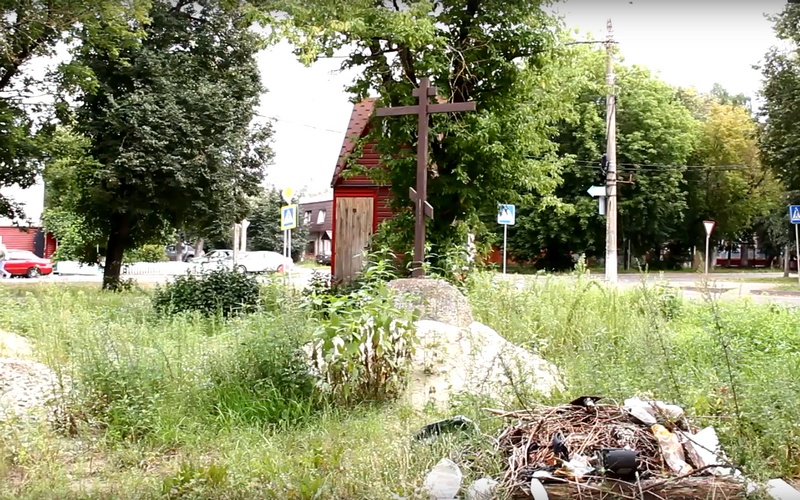 Старая церковная лавка и крест в Бежице утонули в мусоре