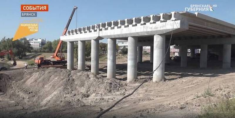 На мосту на набережной начали бетонировать подпорную стену