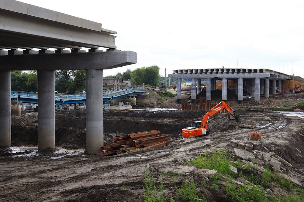 В Брянске на набережной продолжается строительство моста