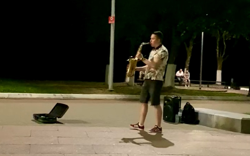 Уличный музыкант на Кургане впечатлил жителей Брянска