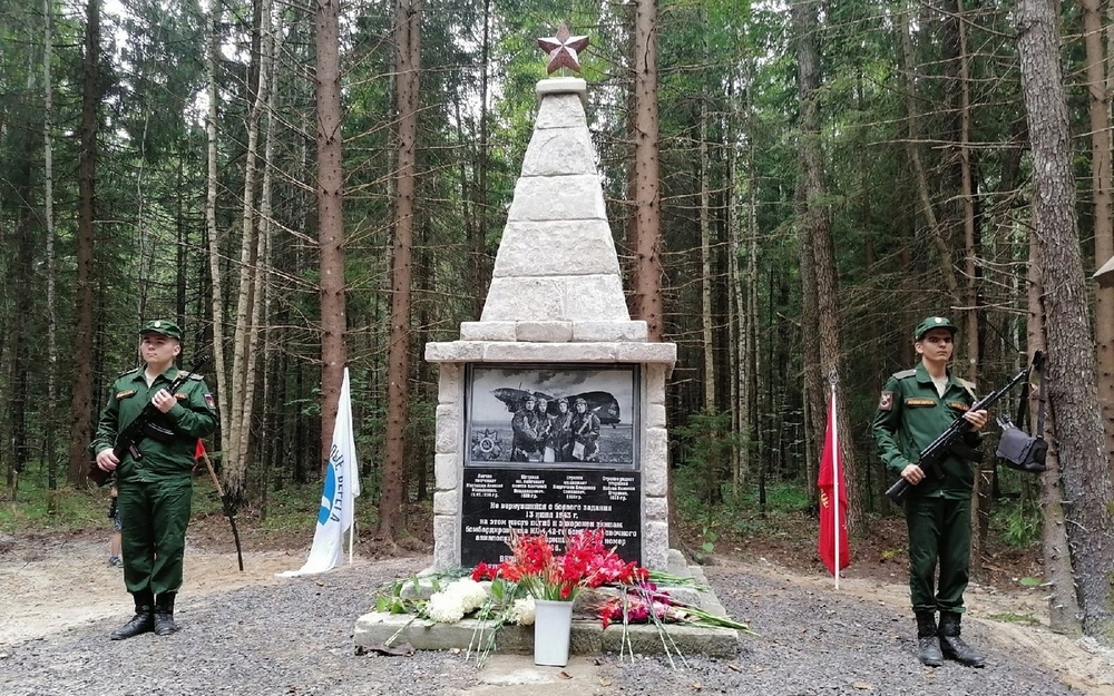 В Брянской области установили памятник погибшему экипажу самолета Ил-4