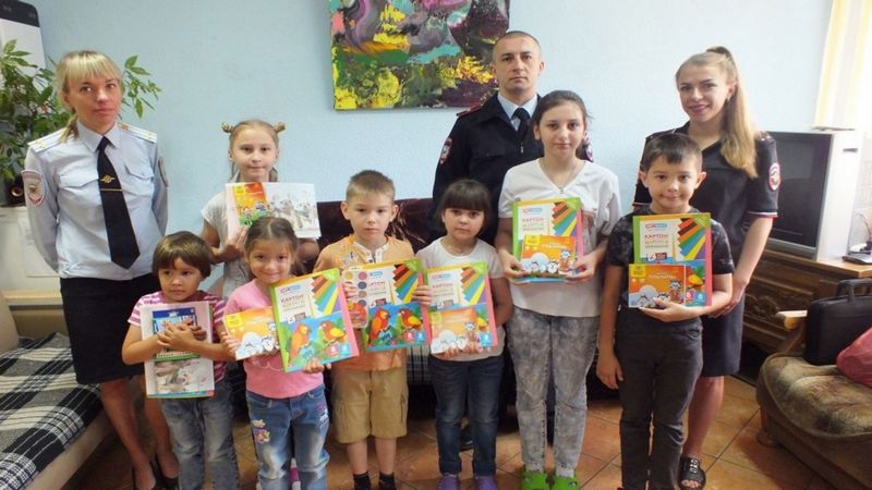 Брянские полицейские привезли подарки воспитанникам подшефного социально-реабилитационного приюта
