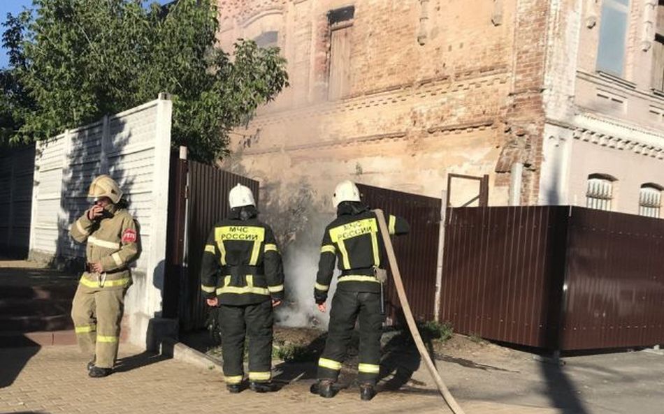 На территории бывшей канатной фабрики у автовокзала в Брянске произошел пожар