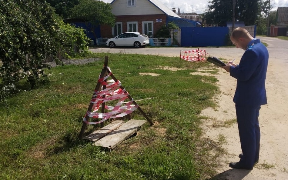 В брянском поселке Климово в открытый люк упал ребенок