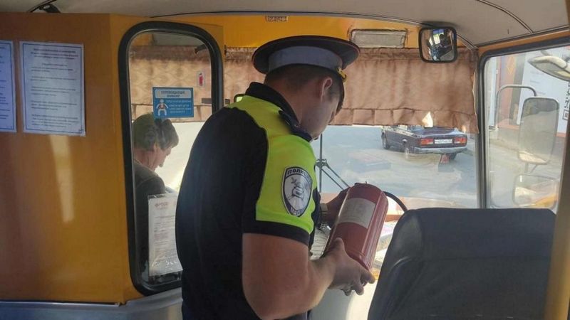 Брянские автоинспекторы проинспектировали школьные автобусы перед учебным годом