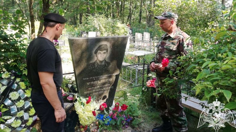 Росгвардейцы почтили память погибшего 26 лет назад Владимира Ходырева