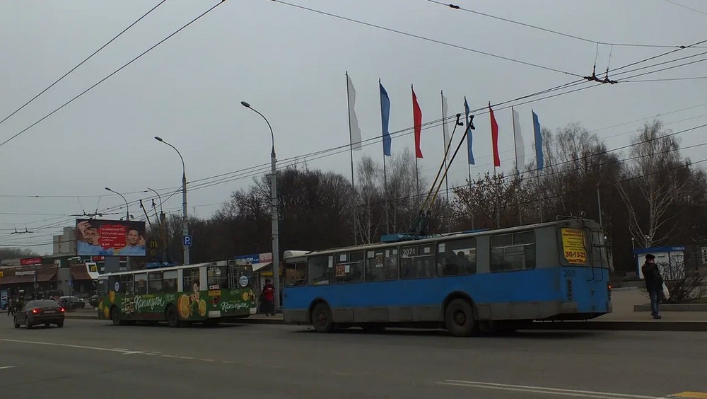В Брянске троллейбус протаранил автобус, есть пострадавшие