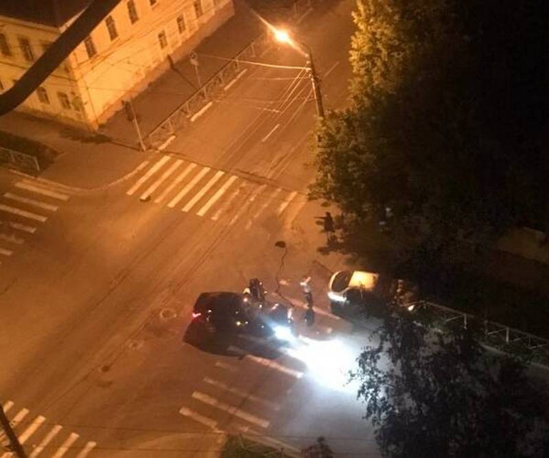 В Брянске автомобиль влетел в светофор на перекрестке улиц Урицкого и Красноармейской