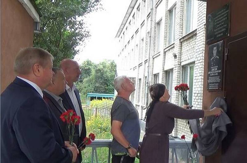 В Жуковке на школе № 2 открыли мемориальную доску в память о погибшем на Украине герое