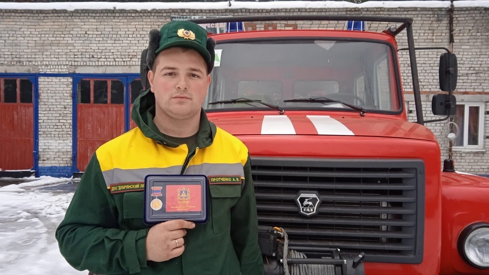 Брянца Алексея Протченко наградили знаком  «Почетный добровольный пожарный Брянской области»