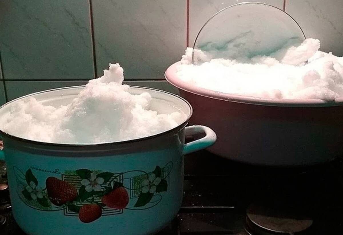 Жителям Брянского Карачева в отсутствии воды приходится топить снег