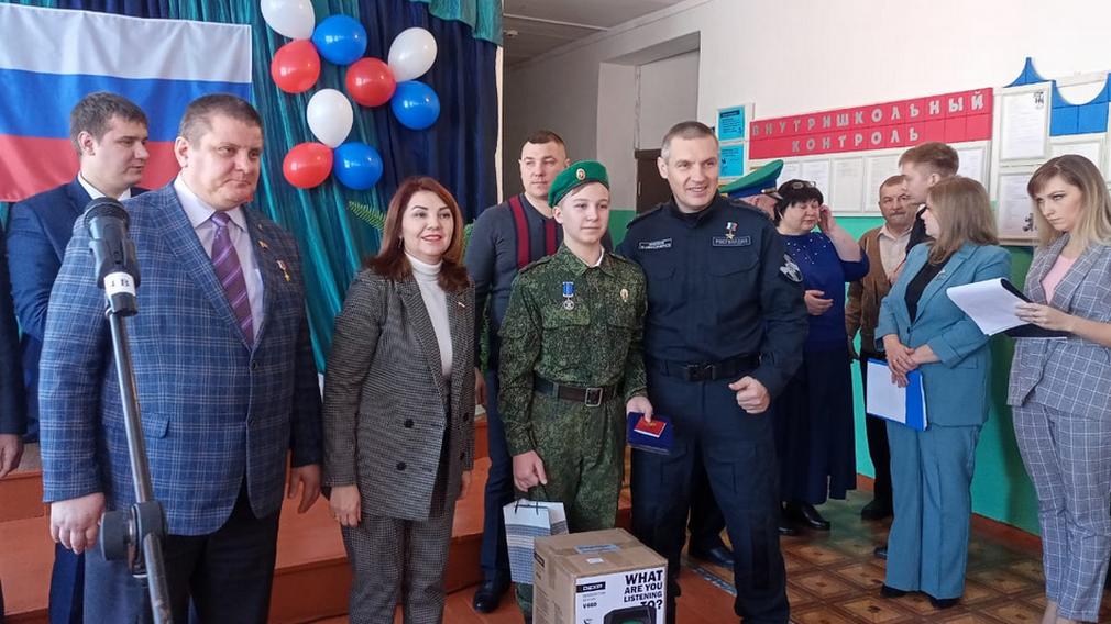 Юному жителю Климово вручили награду Совета Федерации