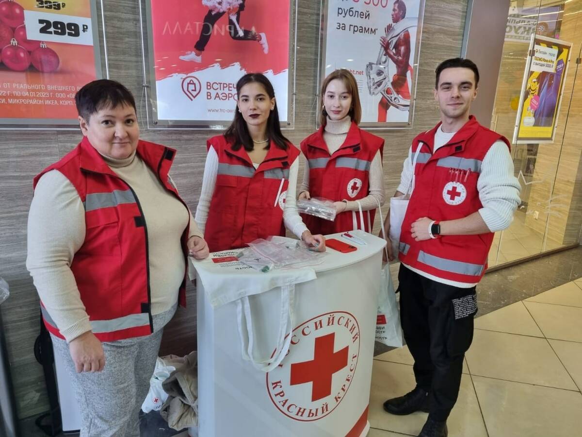 Волонтеры «Красного Креста» раздают брянцам тесты на ВИЧ в ТЦ «Аэропарк»