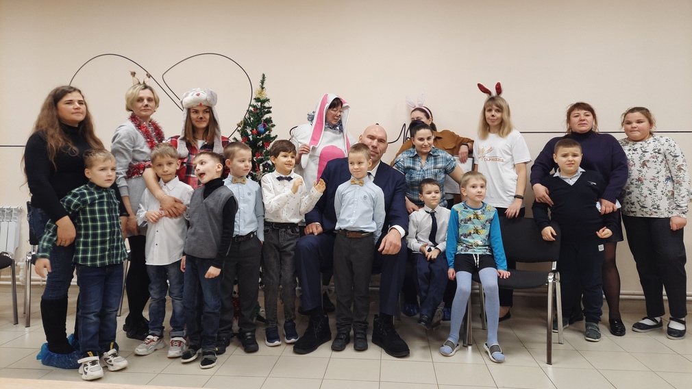 Николай Валуев поздравил детей из брянского Центра развития «Гармония»