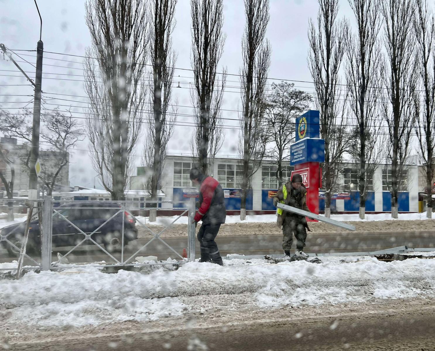 В Фокинском районе Брянска на проспекте Московском «по-московски» меняют забор