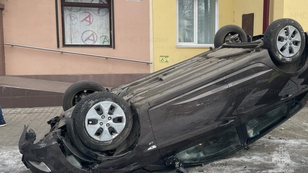 В Брянске на улице Ульянова в аварии с перевернутым автомобилем есть пострадавший