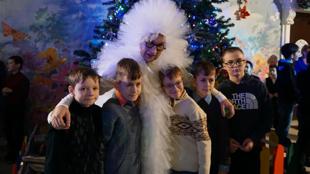 Брянский театр кукол подарил детям из приютов новогоднюю сказку