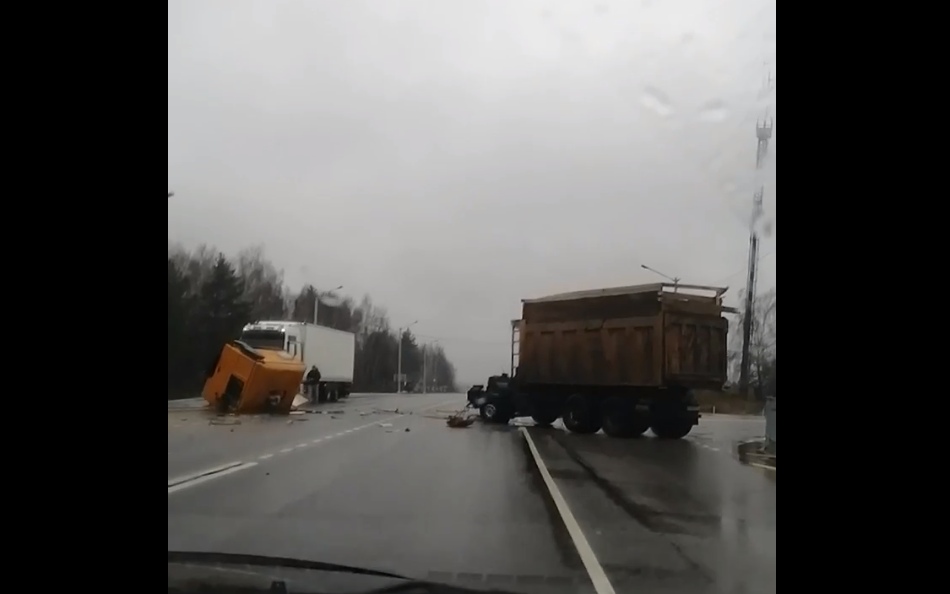 При столкновении грузовиков под Брасовом пострадал 40-летний водитель