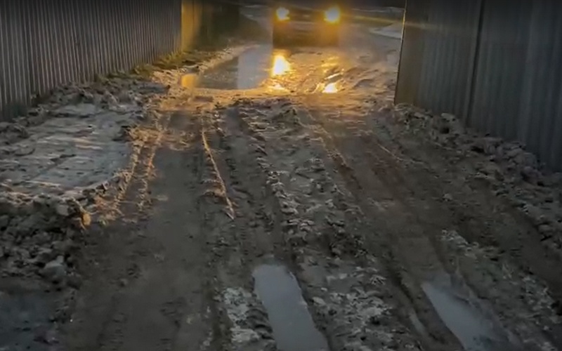 Коммунальщики превратили дорогу возле многоквартирного дома в Карачеве в непролазное болото