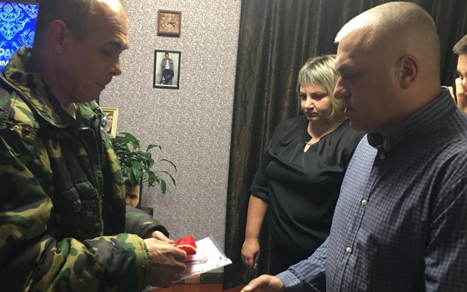 Родным погибшего брянского десантника Андрея Рябченко вручили орден Мужества