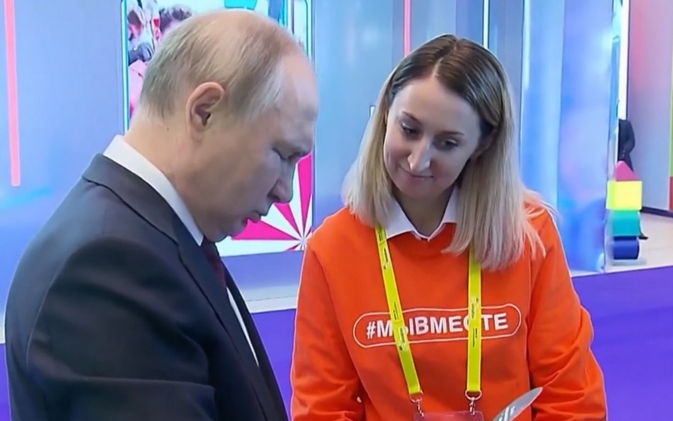 Юлия Устинова из Брянска сопровождала президента Владимира Путина на «Елке желаний»
