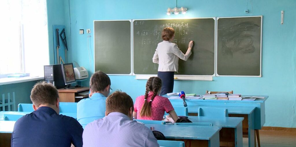 Шесть учителей получили в 2022 году по миллиону рублей за переезд в Брянскую глубинку