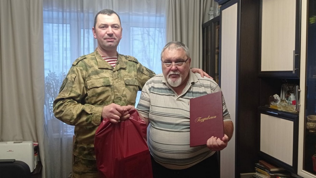 Росгвардейцы из Брянска поздравили с юбилеем ветерана органов правопорядка Андрея Белого