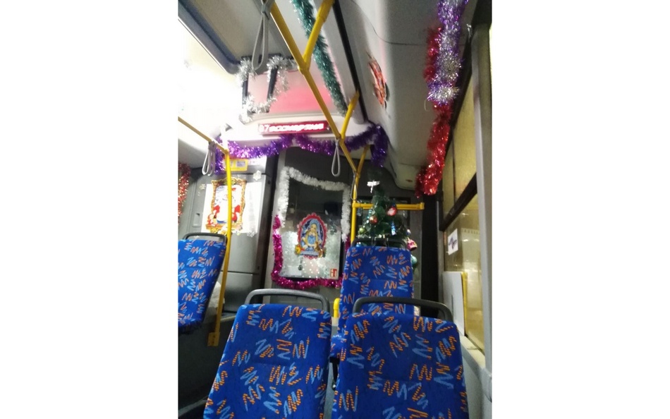 Жителей Брянска восхитил украшенный к Новому году автобус №37